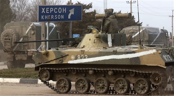 دبابة روسية في طريقها إلى وسط خيرسون في أوكرانيا (أرشيف)