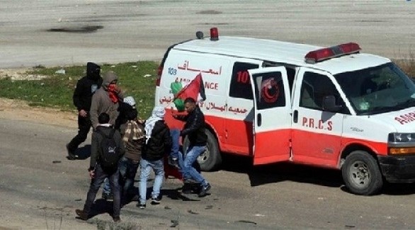 فلسطينيون ينقلون مصاباً إلى سيارة إسعاف (أرشيف)
