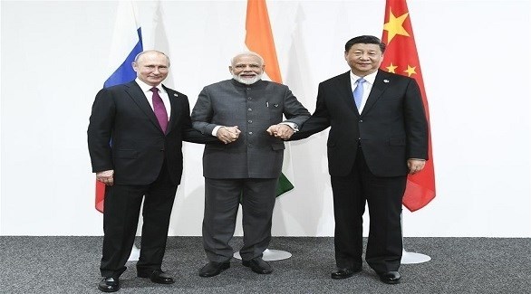 رئيس الوزراء الهندي ناريندرا مودي يتوسط الرئيسين الروسي فلاديمير بوتين والصيني شي جين بينغ (أرشيف)