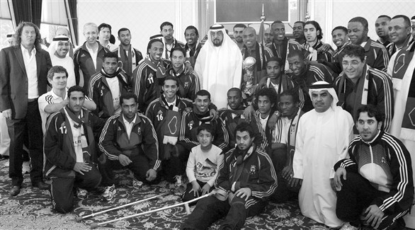خليفة بن زايد رفقة بعثة منتخب الإمارات الفائز بلقب خليجي 18 (أرشيف)