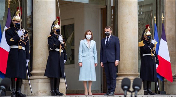 الرئيس الفرنسي إيمانويل ماكرون ورئيسة مولودوفا مايا ساندو في قصر الإيليزيه اليوم (تويتر)