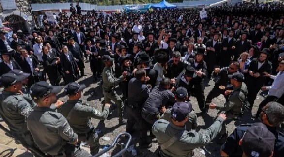 مواجهة بين الشرطة الإسرائيلية ومتشددين يهود في مقبرة شمعون بار يوشاي اليوم (جيروساليم بوست)
