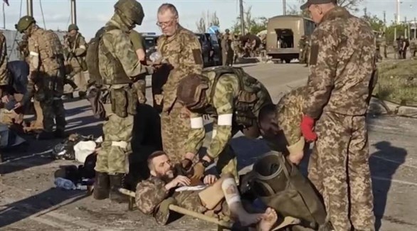 صورة وزعتها وزارة الدفاع الروسية لإجلاء جنود أوكرانيين جرحى من مجمع آزوفستال (تويتر)