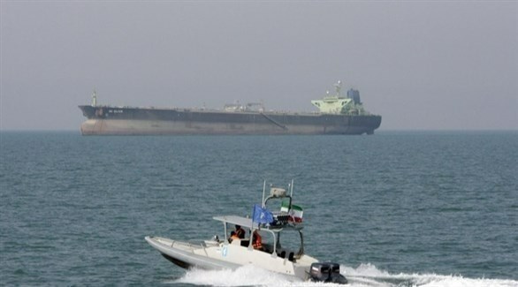 قارب للحرس الثوري يقترب من ناقلة نفطية في الخليج.(أرشيف)