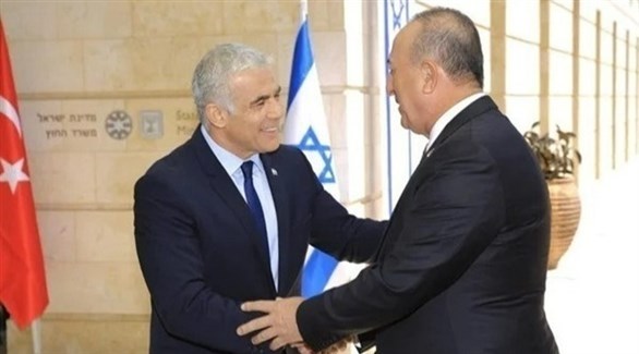 وزيرا الخارجية التركي مولود جاويش أوغلو والإسرائيلي يائير لابيد.(هآرتس)
