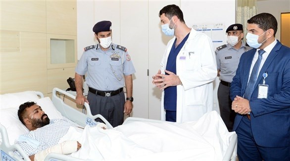 قائد عام شرطة أبوظبي يطمئن على المصابين (تويتر)