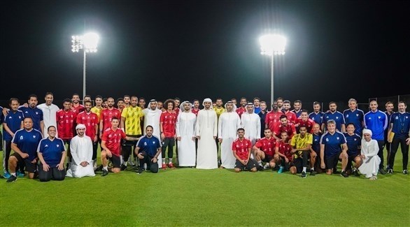 راشد بن حميد يتوسط لاعبي منتخب الإمارات (تويتر)