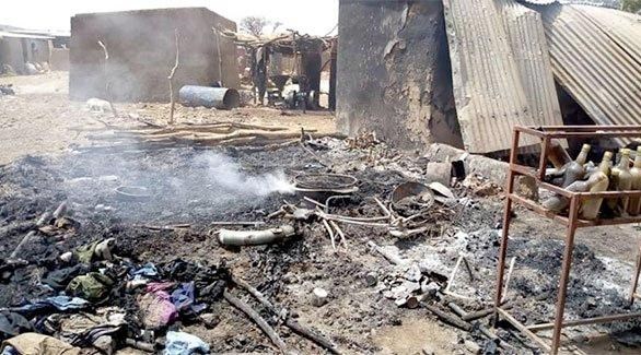 أثار حريق بعد هجوم إرهابي على قرية في بوركينا فاسو (أرشيف)