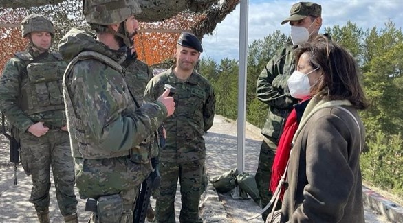 وزيرة الدفاع الإسبانية مارغاريتا روبليس مع جنود بلادها في لاتفيا (أرشيف)