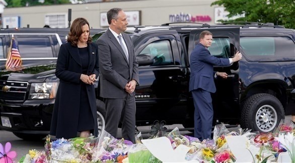 كامالا هاريس وزوجها يضعان الزهور في موقع جريمة بافالو (رويترز)