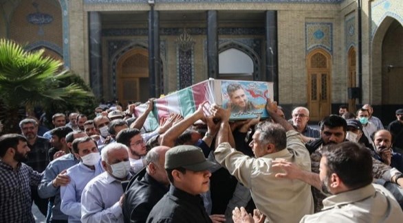 إيرانيون أثناء تشييع القيادي في الحرس الثوري حسن خدائي بعد اغتياله في طهران (أرشيف)
