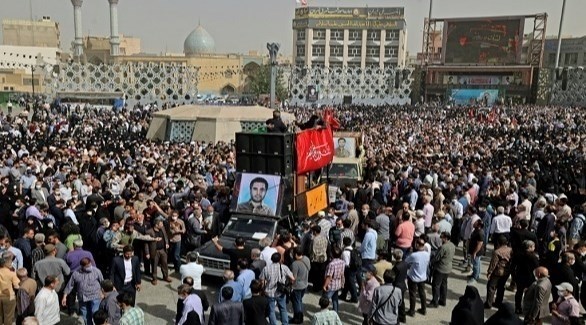 إيرانيون في جنازة ضابط الحرس الثوري حسن صياد خدائي (أرشيف)