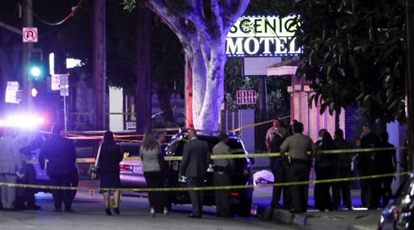 عناصر من شرطة إل مونتي ومدنيون أمام فندق سيستا إن في كاليفورنيا بعد إطلاق النار (تويتر)