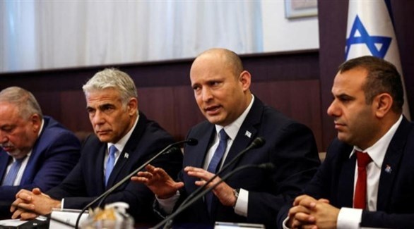 رئيس الوزراء الإسرائيلي نفتالي بنيت ووزير خارجيته يائير لبيد في اجتماع سابق للحكومة (رويترز)
