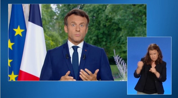 الرئيس الفرنسي إيمانويل ماكرون متحدثاً اليوم إلى الفرنسيين (تويتر)