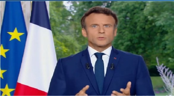 الرئيس الفرنسي إيمانويل ماكرون متحدثاً إلى الفرنسيين عبر التلفزيون (تويتر)