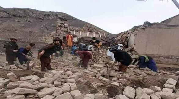 أفغان يبحثون عن ناجين محتملين بعد الزلزال (تويتر)