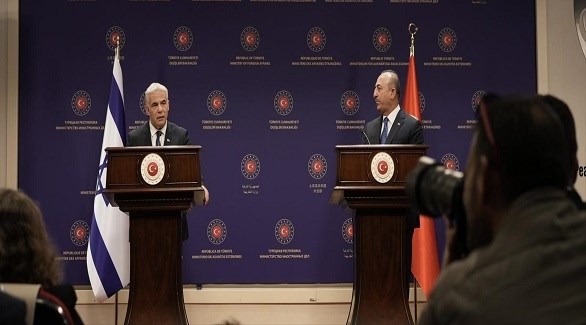 وزيرا الخارجية التركي مولود تشاويش أوغلو والإسرائيلي يائير لابيد اليوم في أنقرة (تويتر)