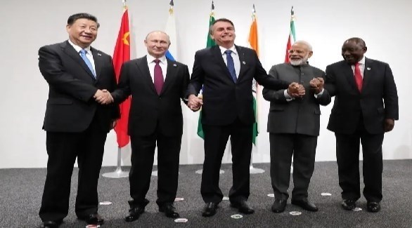 الرئيس الروسي فلاديمير بوتين مع زعماء دول بريكس الصين والبرازيل والهند وجنوب إفريقيا (أرشيف)