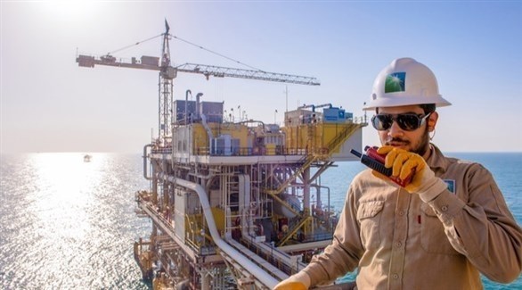 مهندس في منصة بحرية لاستخراج النفط في السعودية (أرشيف)