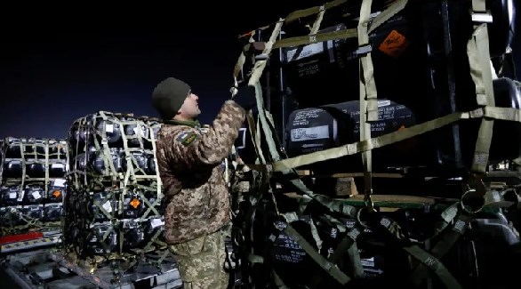 عسكري أوكراني يشرف على تفريغ شحنة صواريخ أمريكية في كييف (أرشيف)