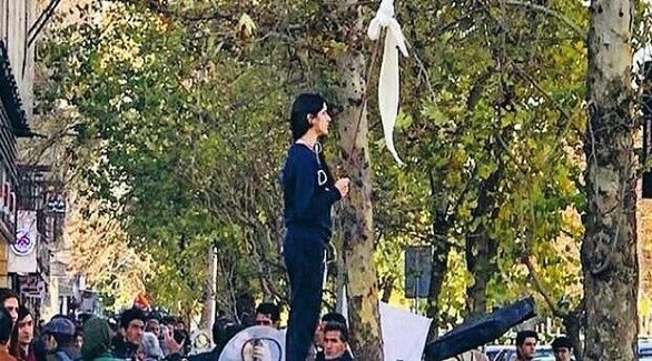 شابة إيرانية دون حجاب في تجمع احتجاجي سابق (أرشيف)