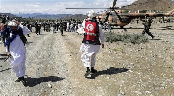 جانب من إجلاء ضحايا الزلزال في أفغانستان (أ ف ب)