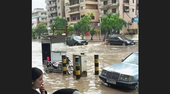 مياه الأمطار تغمر شارعاً في بيروت (تويتر)