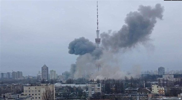 دخان يتصاعد من برج التلفزيون في كييف (أرشيف)