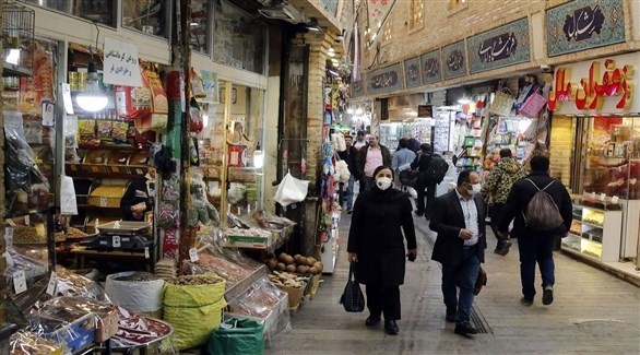 إيرانيون في سوق شعبي (أرشيف)