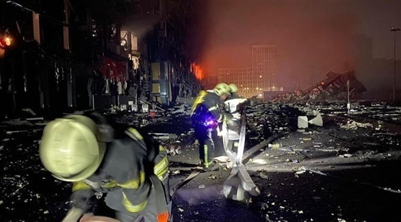 رجال الإطفاء في موقع الهجوم الروسي على سوق في أوكرانيا (تويتر)