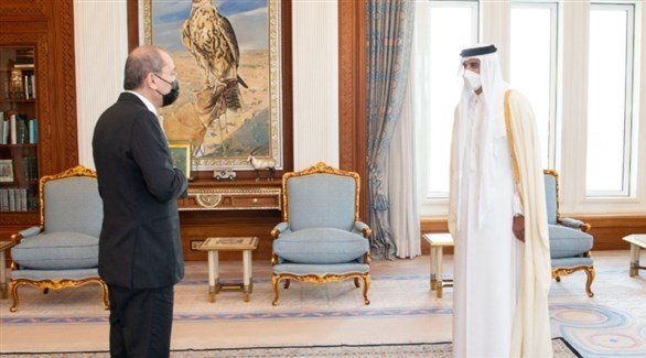 وزير الخارجية الأردني يسلم أمير قطر رسالة العاهل الأردني (تويتر)