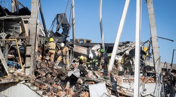منقذون ومسعفون في أوكرانيا وسط أنقاض مبنى دمرته الحرب (أرشيف)