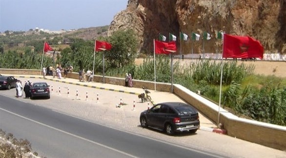 مغاربة وجزائريون على جانب الحدود المغلقة في معبر زوج أبغال (أرشيف)