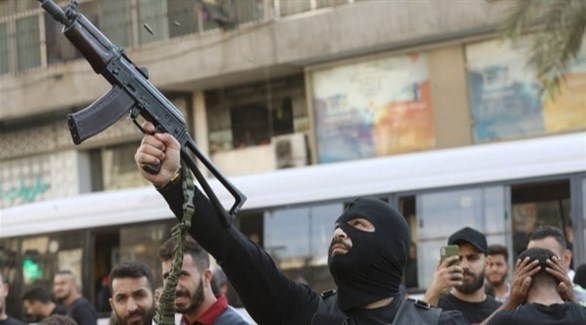 مسلح من حزب الله يشهر سلاحه في بيروت ضد لبنانيين في حي عين الرمانة (أرشيف)