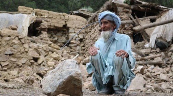 مسن أفغاني وسط الأنقاض بعد الزلزال المدمر (أرشيف)