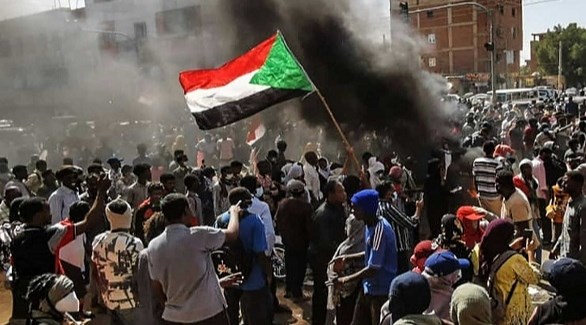 سودانيون يتظاهرون في الخرطوم (أرشيف)