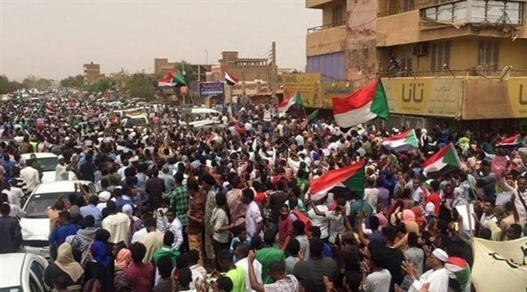 سودانيون يتظاهرون في الاحتجاجات التي أطاحت بنظام عمر البشير (أرشيف)