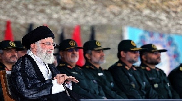 المرشد الإيراني علي خامنئي مع قادة الحرس الثوري (أرشيف)