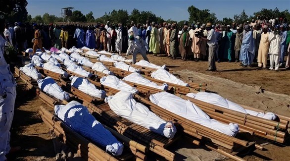 نيجيريون يحضرون مراسم دفن ضحايا مذبحة داعش (أرشيف)