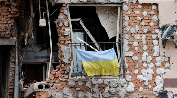 علم أوكرانيا في مبنى هدمه القصف (بلومبرغ)