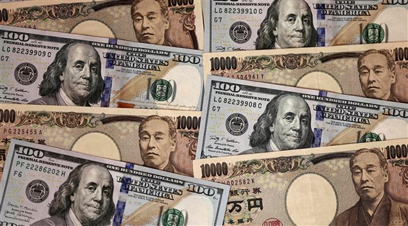 أوراق من فئة 1000 آلاف ين ياباني و100 دولار أمريكي (أرشيف)