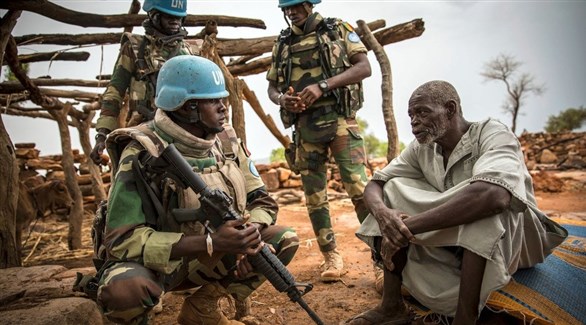 جنود من قوة حفظ السلام في مالي مع مسن في شمال البلاد (أرشيف)