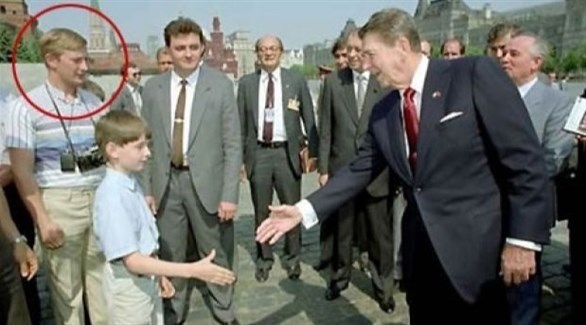 صورة قديمة لعنصر "كي جي بي" فلاديمير بوتين قرب الرئيس الأمريكي السابق رونالد ريغان أثناء زيارة رسمية إلى موسكو  (أرشيف)