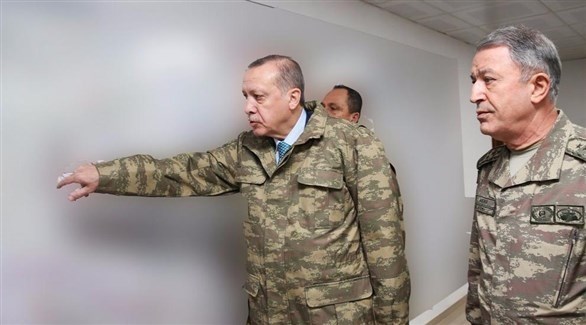الرئيس التركي رجب طيب أردوغان ووزير دفاعه خلوصي أكار (أرشيف)