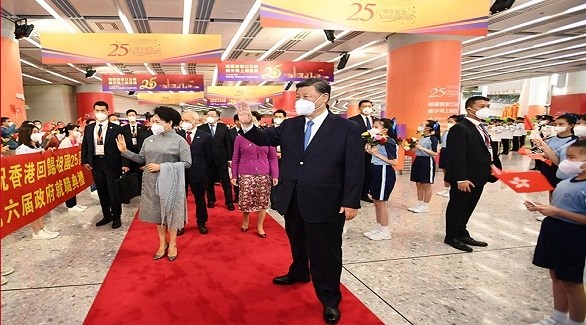 الرئيس الصيني شي جين بينغ في مطار هونغ كونغ للإشراف على الاحتفالات (شينخوا)