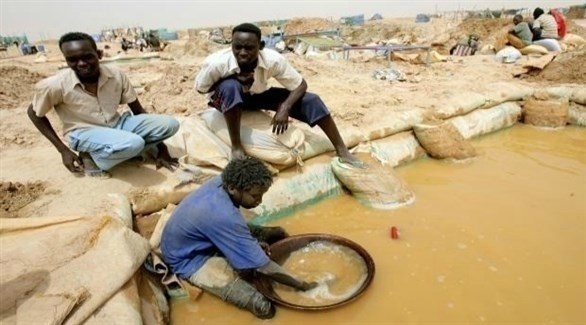 سودانيون يعملون على استخراج الذهب (ارشيف)