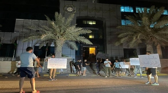ليبيون يحتجون أمس الأحد أمام مجلس الدولة في طرابلس (تويتر)