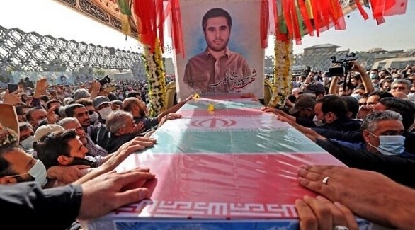 إيرانيون في جنازة العقيد في الحرس الثوري حسن صياد خدائي (أرشيف)
