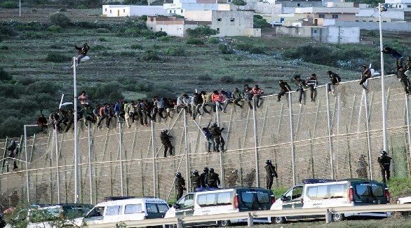 مهاجرون أفارقة يجتازون السياج بين مليلية والناظور (أرشيف)